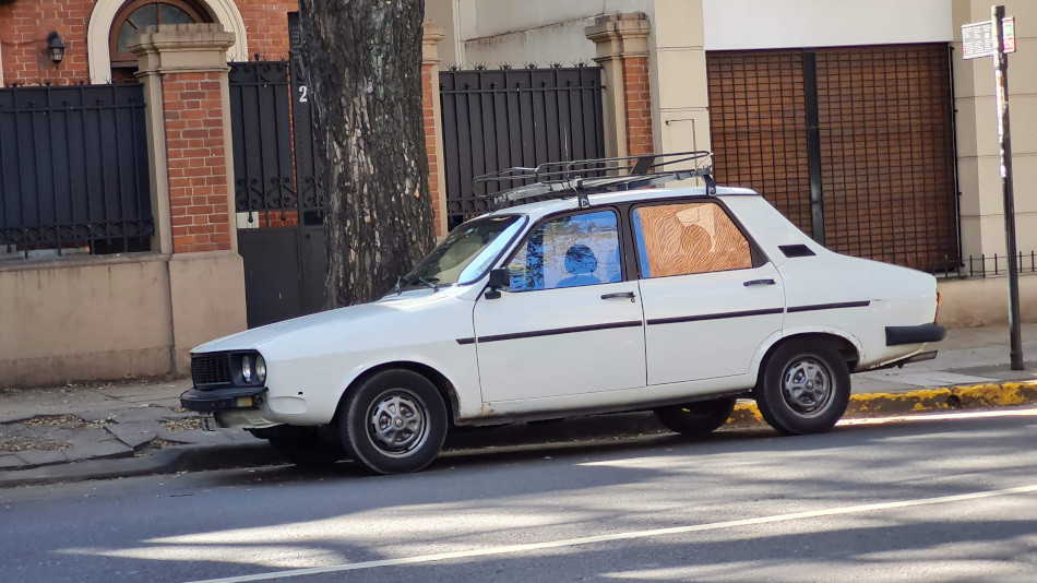 Renault 12 blanco, Caballito