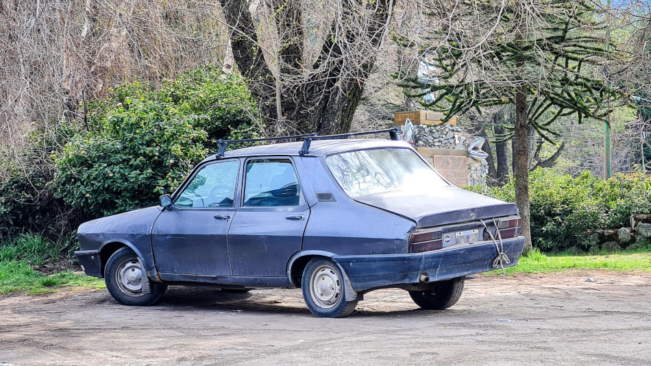 Renault 12 gris oscuro, Villa La Angostura