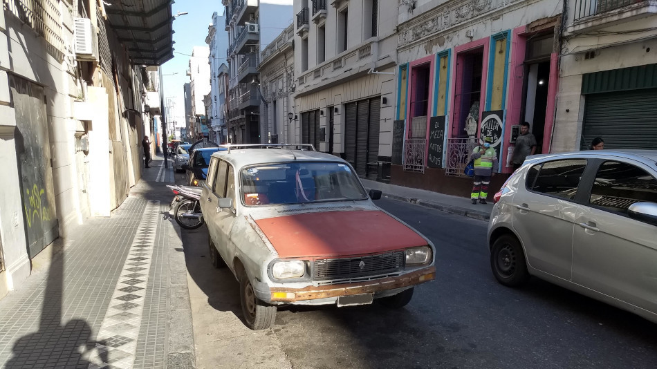 Renault 12 Break blanco y rojo, Monserrat