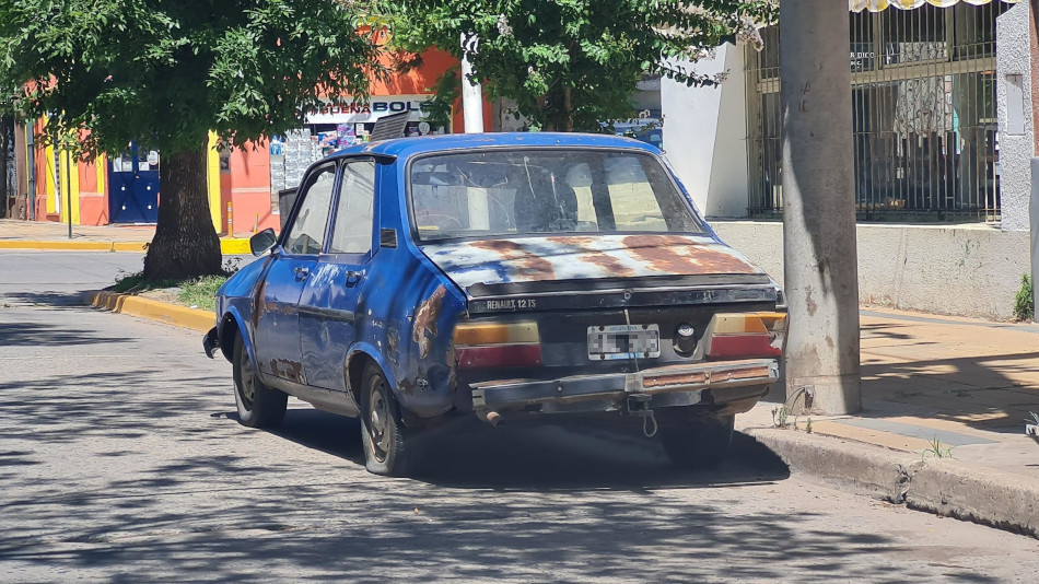 Renault 12 azul y óxido, Arrecifes