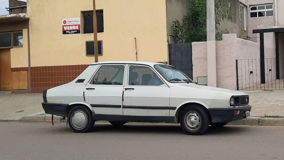 Renault 12 blanco, Macachin