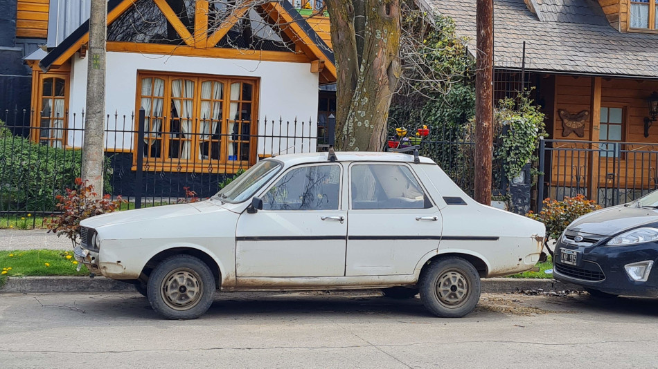 Renault 12 blanco, San Martín de los Andes