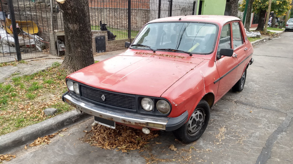 Renault 12 rojo, Villa Adelina