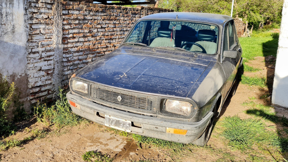 Renault 12 negro, Quehué