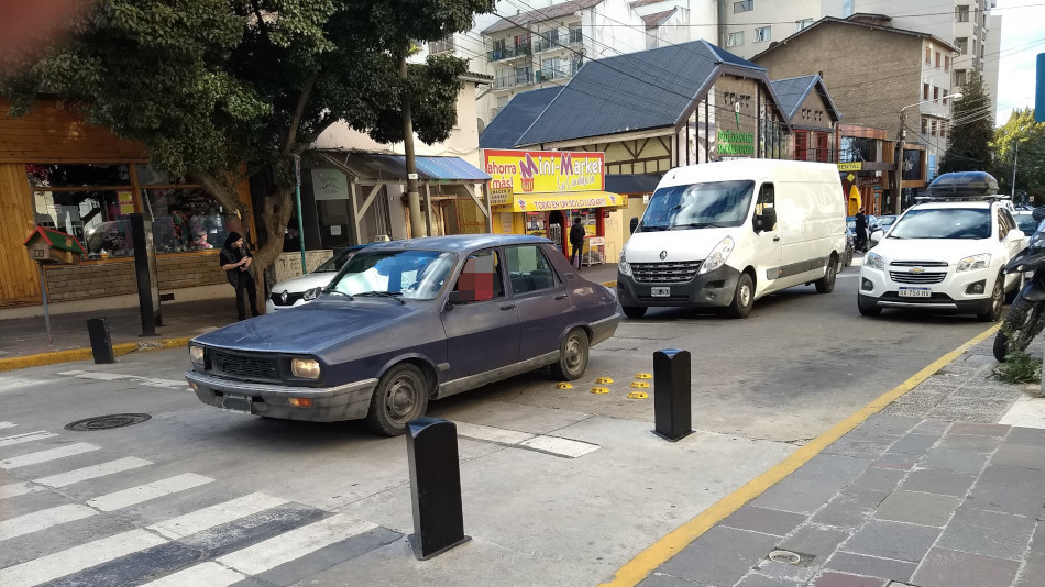 Renault 12 gris oscuro, Bariloche