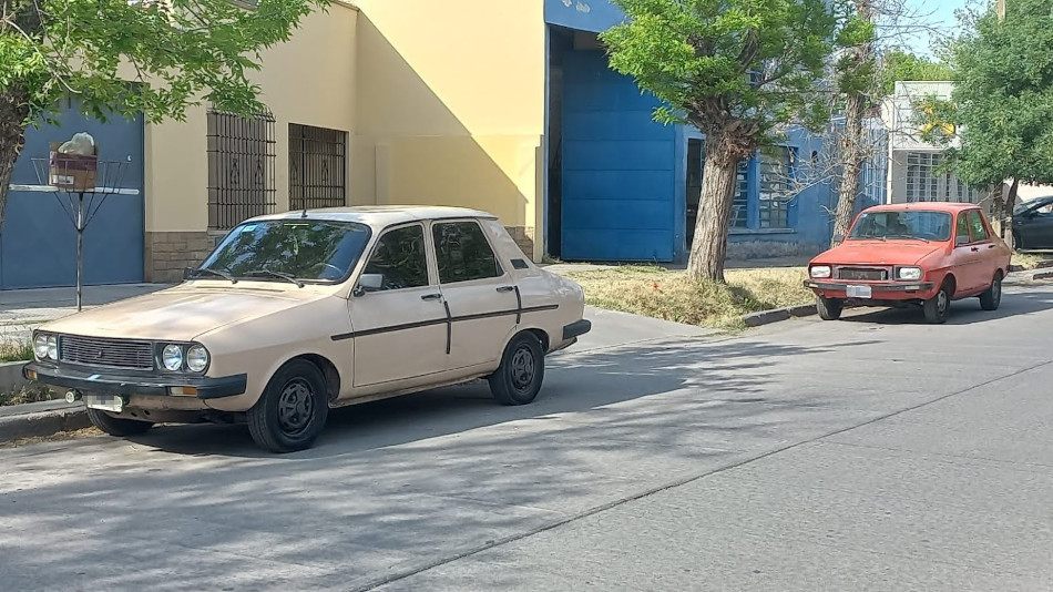 Renault 12 crema y rojo, San Rafael