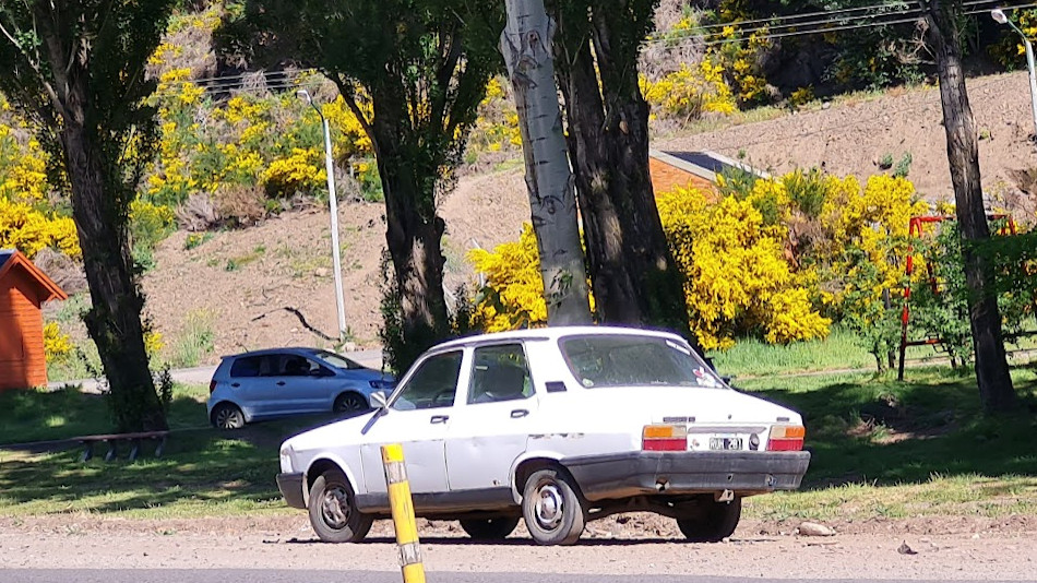 Renault 12 blanco, San Martín de los Andes