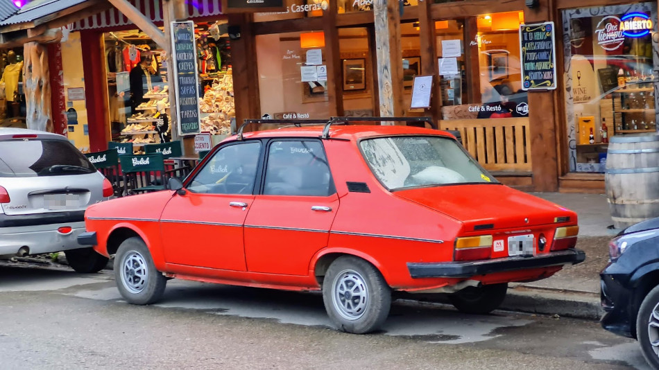 Renault 12 rojo, Villa La Angostura