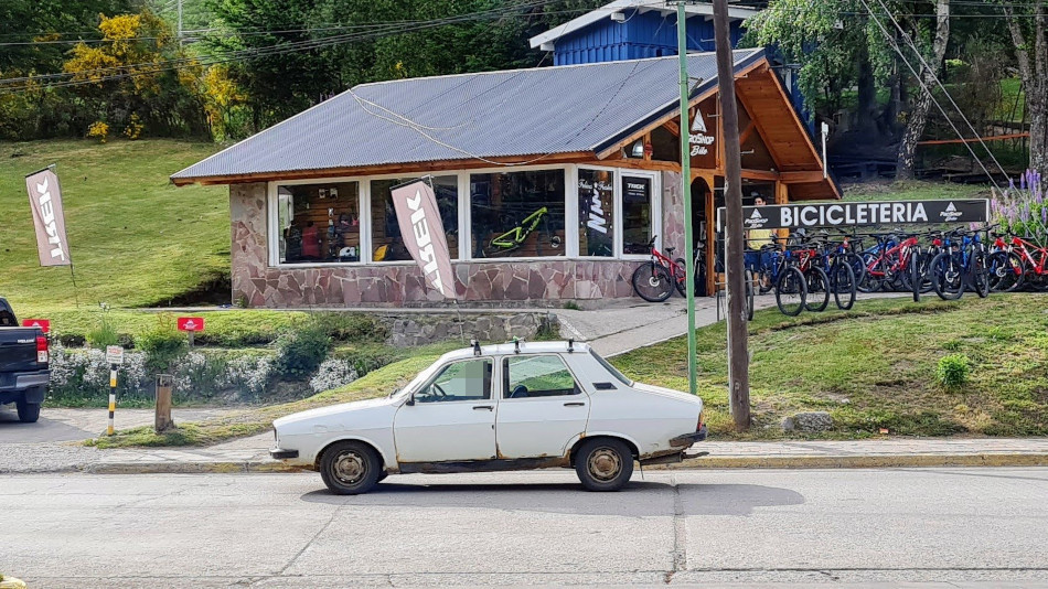 Renault 12 blanco, Villa La Angostura