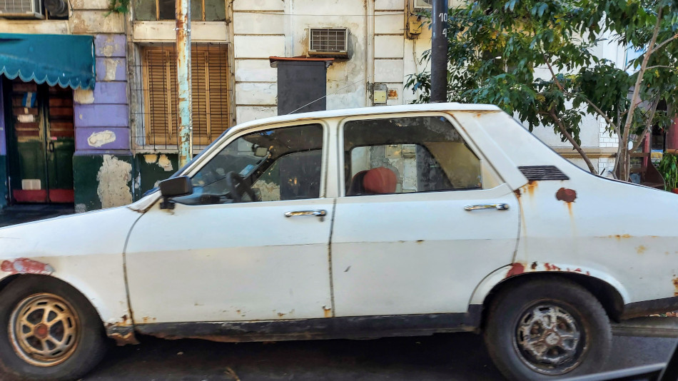 Renault 12 blanco, Villa Crespo