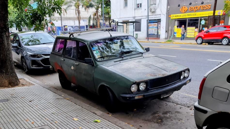 Renault 12 Break verde y naranja, Caballito