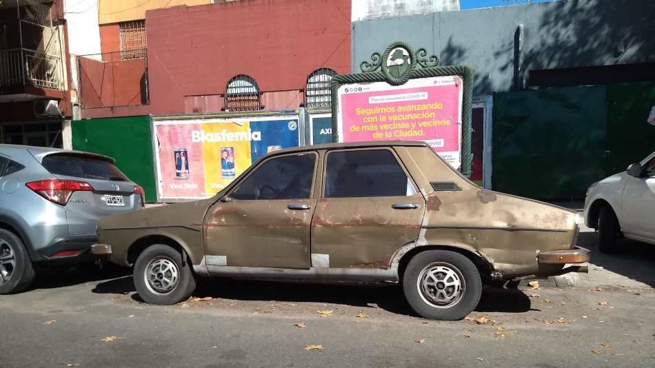 Renault 12 marrón dorado, Villa Crespo