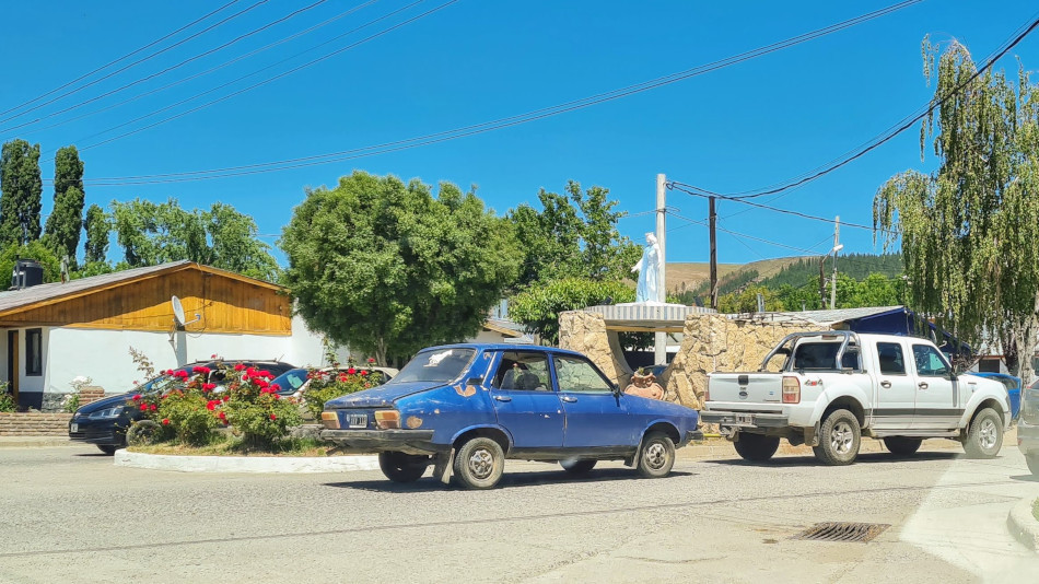 Renault 12 azul, Junín de los Andes