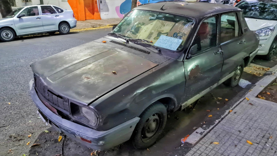 Renault 12 gris oscuro, Parque Patricios