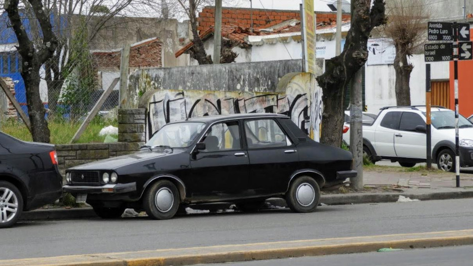 Renault 12 negro, Mar del Plata