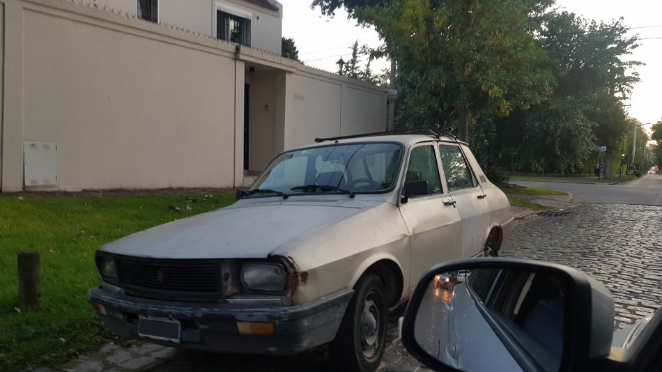 Renault 12 gris claro, San Isidro