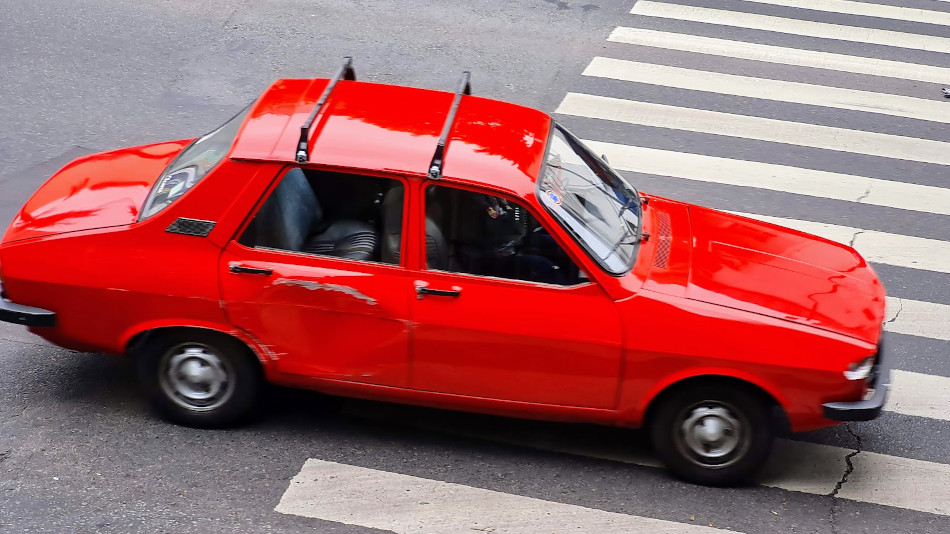 Renault 12 rojo, Caballito