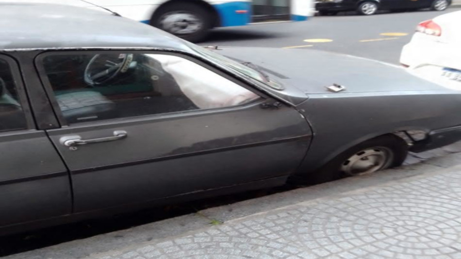 Renault 12 gris oscuro, Ubicación desconocida