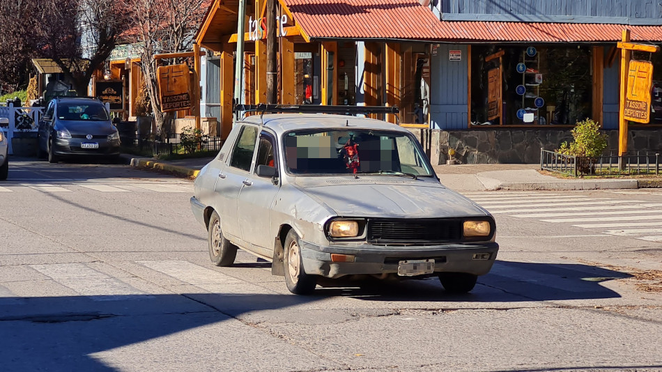 Renault 12 gris, San Martín de los Andes