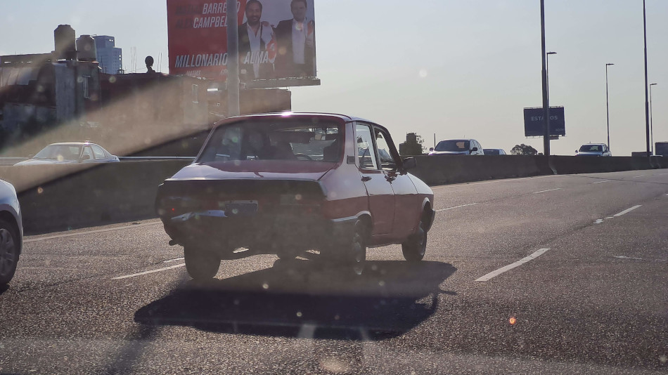 Renault 12 rojo, Costanera Norte