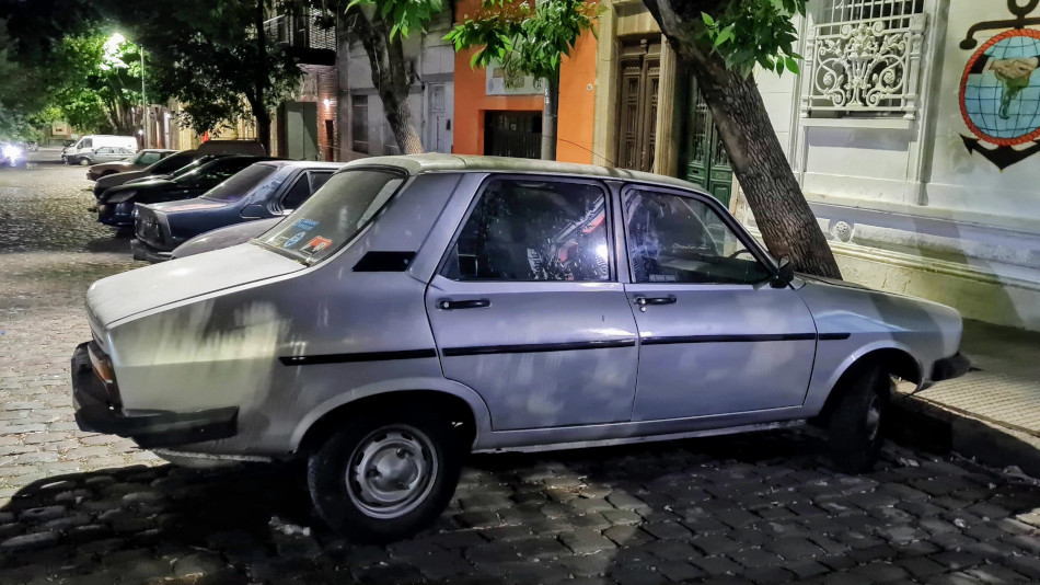 Renault 12 gris, San Telmo