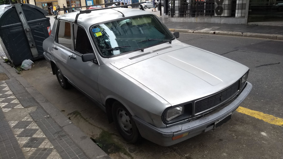 Renault 12 gris, Monserrat