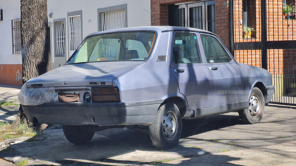 Renault 12 gris violeta, Villa Pueyrredón