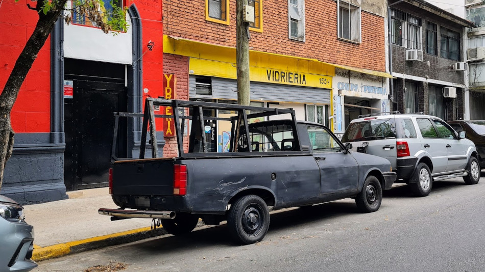 Renault 12 Pickup gris oscuro, Palermo