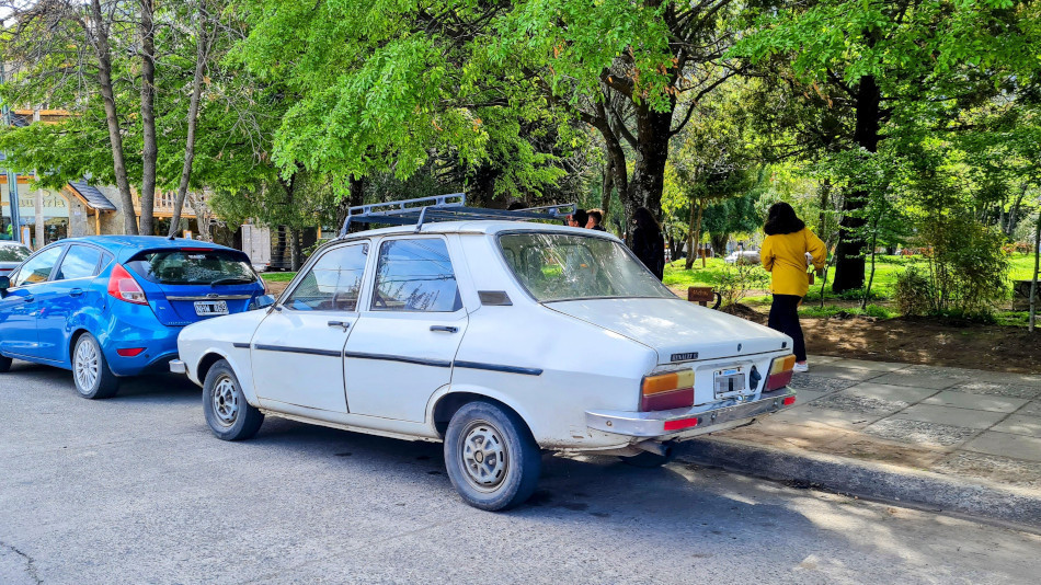 Renault 12 blanco, San Martín de los Andes