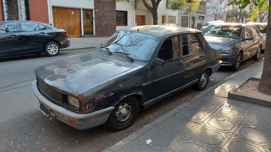 Renault 12 negro, Parque Chacabuco