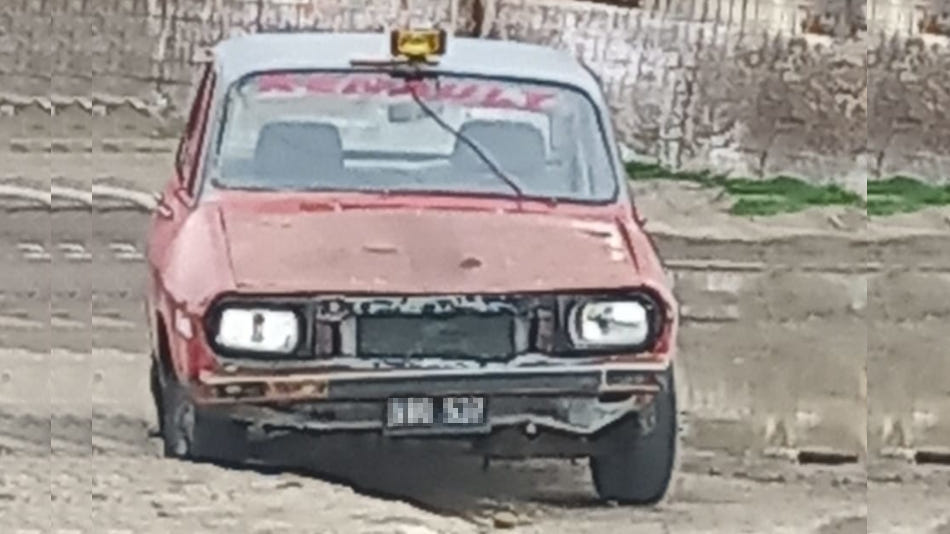 Renault 12 rojo y gris, Comodoro Rivadavia