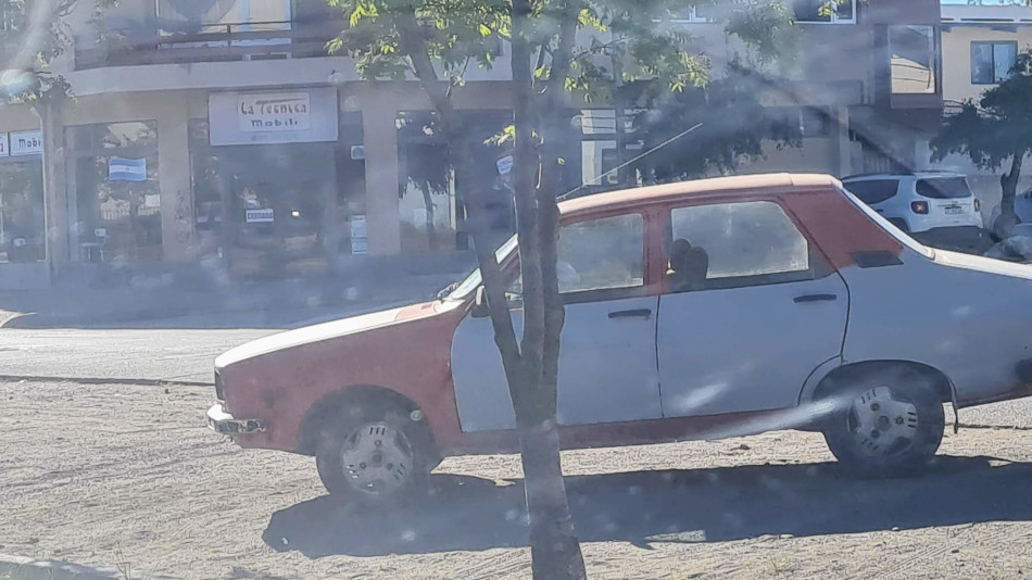 Renault 12 rojo y gris, Bariloche