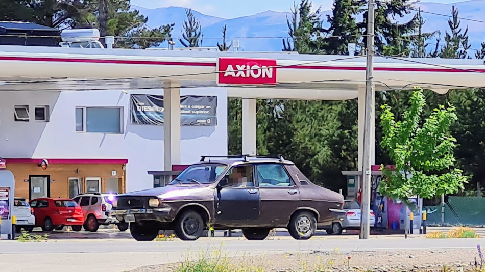 Renault 12 gris oscuro, Dina Huapi