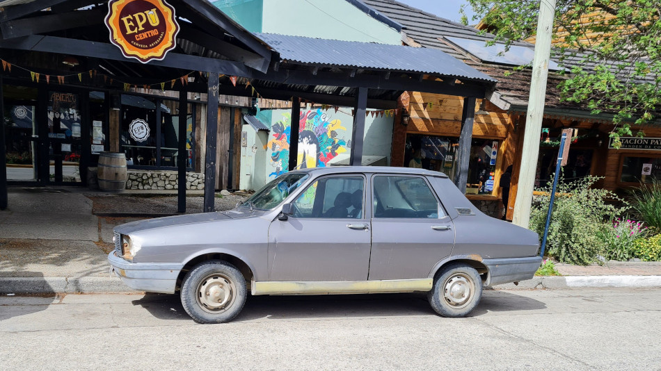 Renault 12 gris, Villa La Angostura