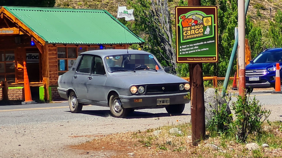 Renault 12 gris oscuro, Dina Huapi