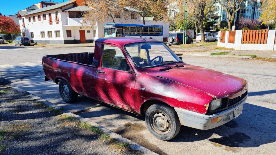 Renault 12 Pickup bordó, San Martín de los Andes