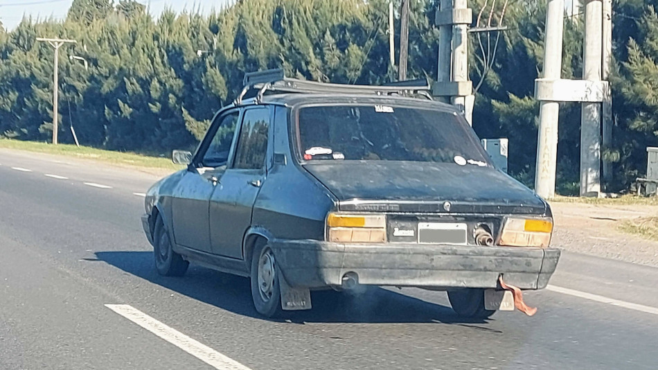 Renault 12 gris oscuro, Ruta 2, Abasto