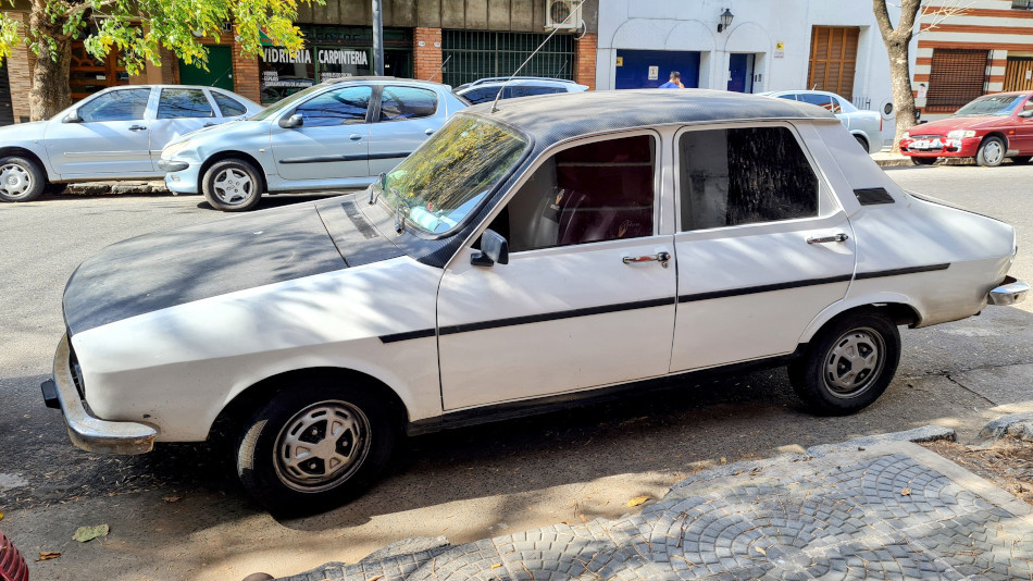 Renault 12 blanco y negro, San Cristóbal