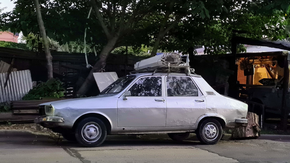 Renault 12 gris, Beccar