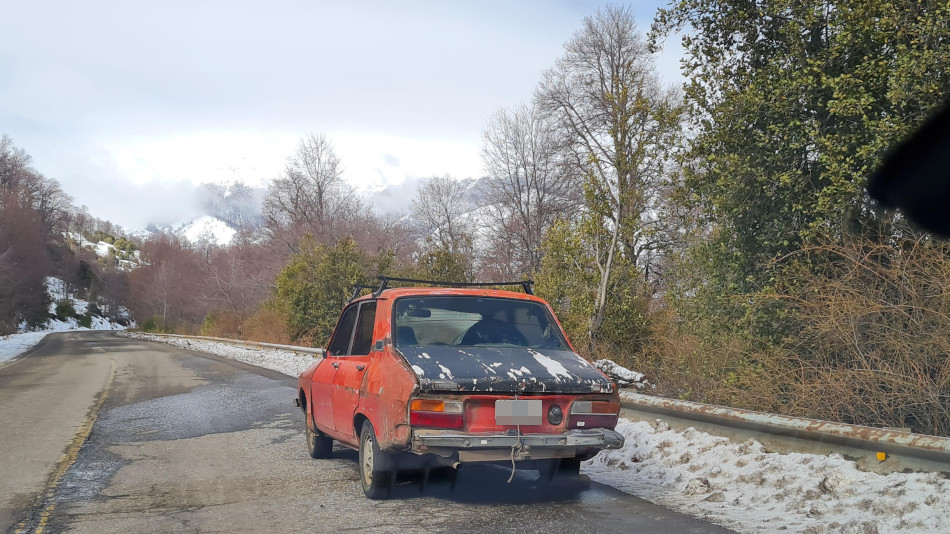 Renault 12 rojo y negro, San Martín de los Andes