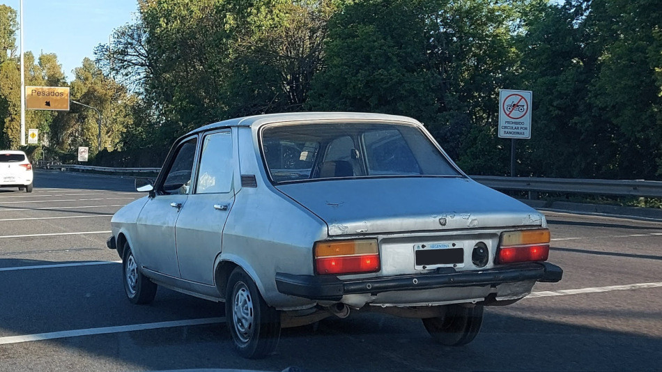 Renault 12 gris metalizado, Parque Avellaneda