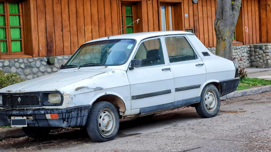 Renault 12 blanco, San Martín de los Andes