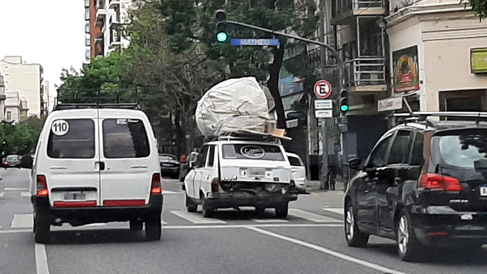 Renault 12 Break blanco cargado, San Cristóbal