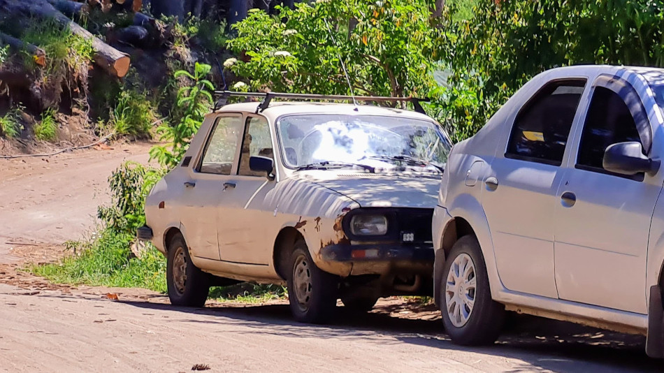 Renault 12 blanco, Puerto Manzano