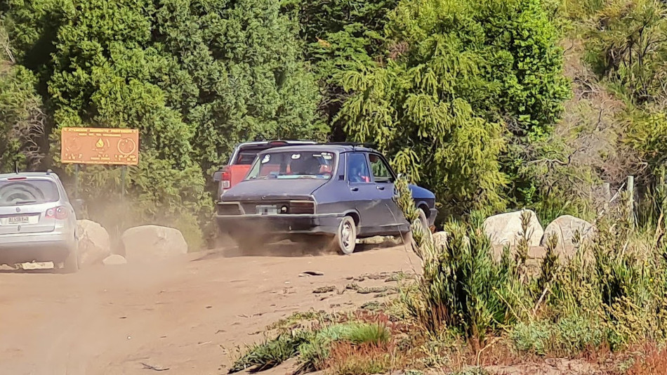 Renault 12 gris oscuro, Villa Lago Lolog