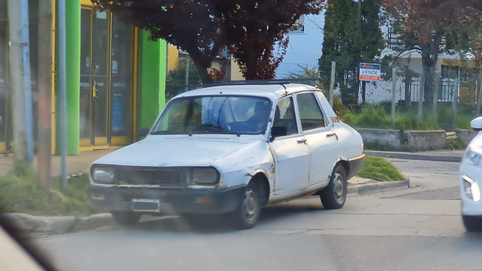 Renault 12 blanco, San Martín de los Andes