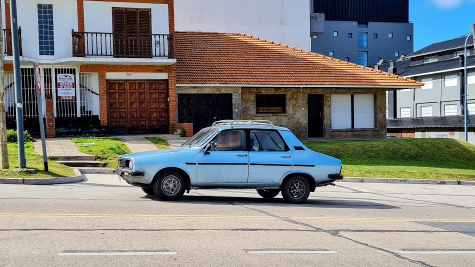 Renault 12 celeste, Mar del Plata