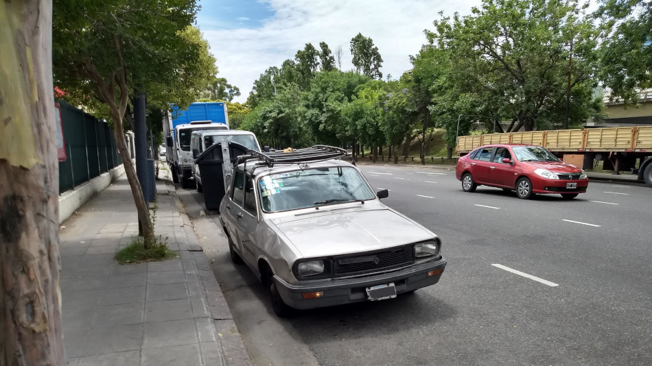 Renault 12 gris claro, Barracas