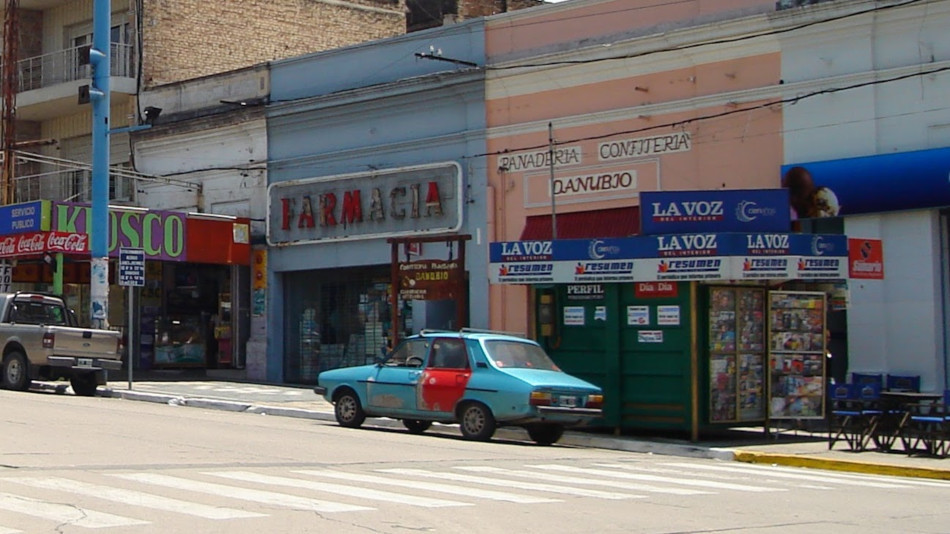 Renault 12 celeste y rojo, Alta Gracia