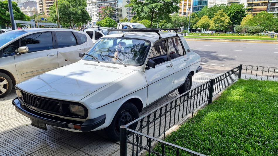 Renault 12 blanco, Barrio Norte